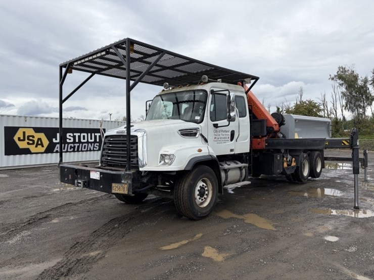 2013-freightliner-114sd-image-1