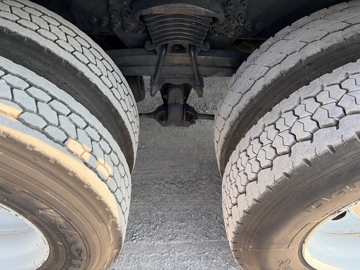 2015-freightliner-m2-106-image-7