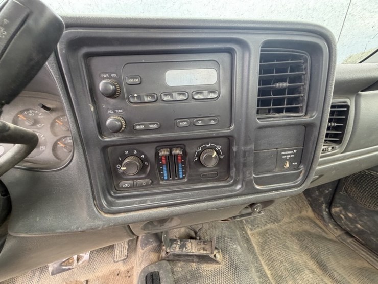 2005-gmc-sierra-2500-image-12