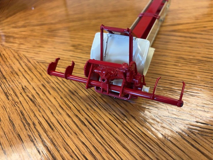 1/16-farmall-560-with-2-mh-corn-picker-precision-series-#14-image-6