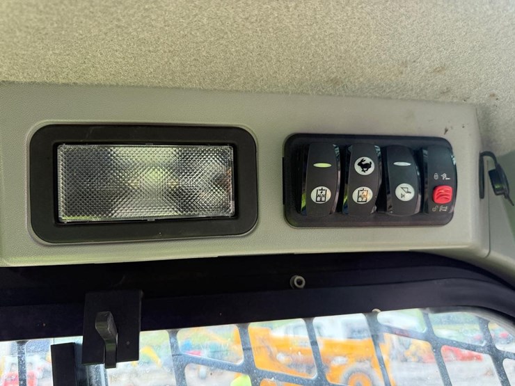 2015-caterpillar-262d-image-25