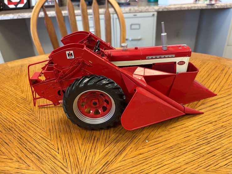 1/16-farmall-560-with-2-mh-corn-picker-precision-series-#14-image-10