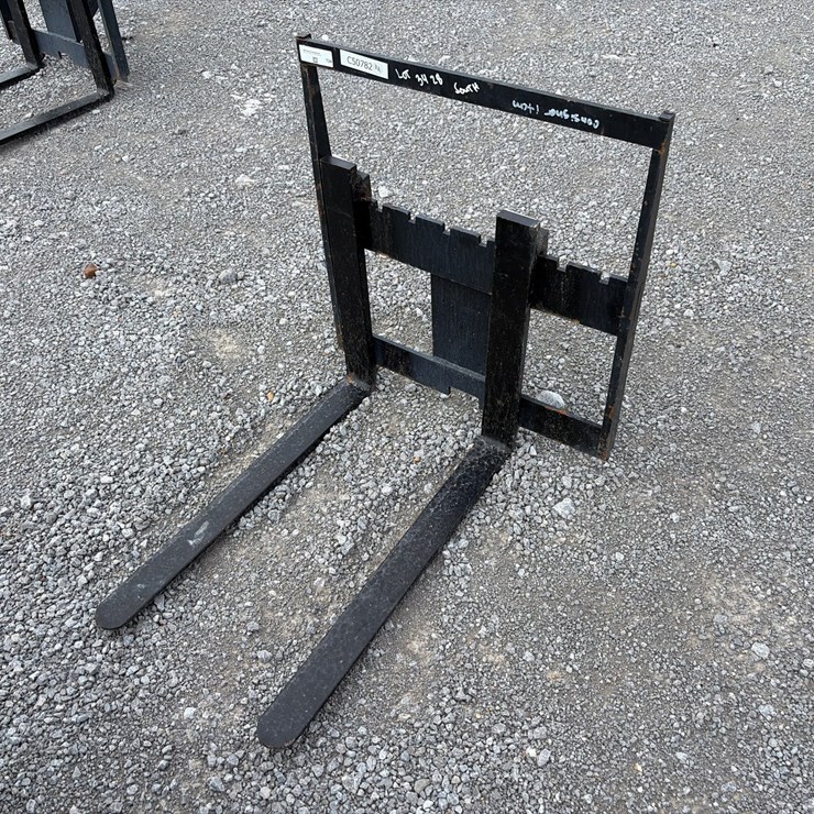 #423 • MINI LOADER 30" PALLET FORKS