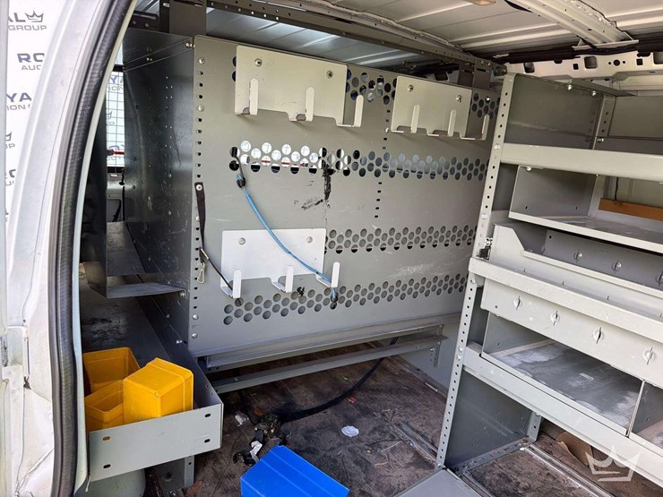 2018-chevrolet-express-g2500-image-25