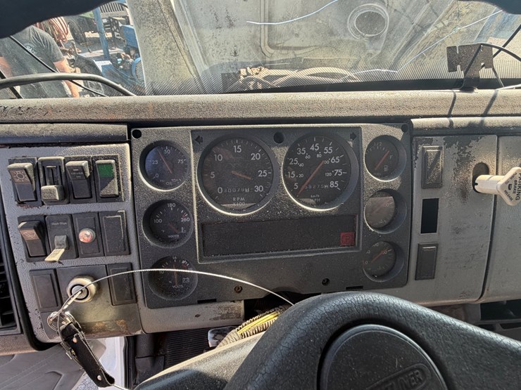 1997-freightliner-fl112-image-21