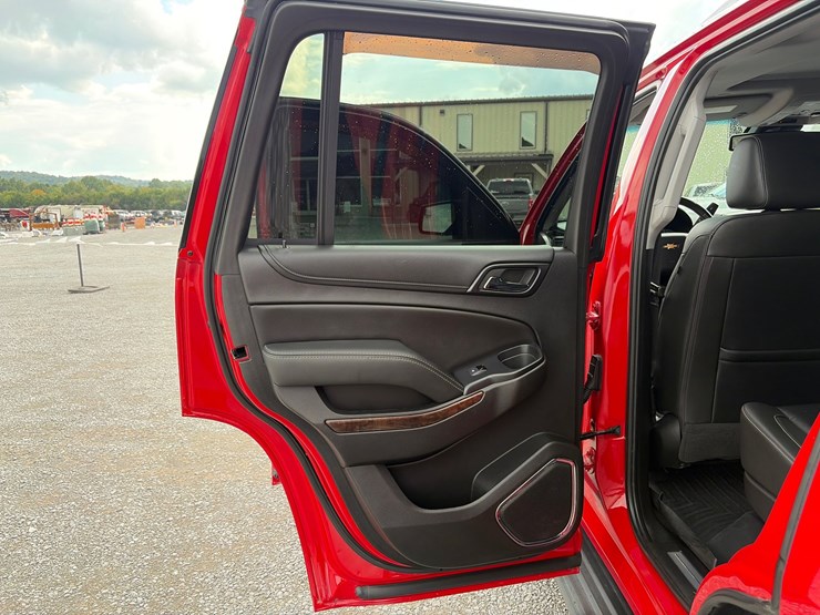 2018-chevrolet-tahoe-lt-image-16