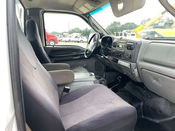 2005-ford-f550-image-19