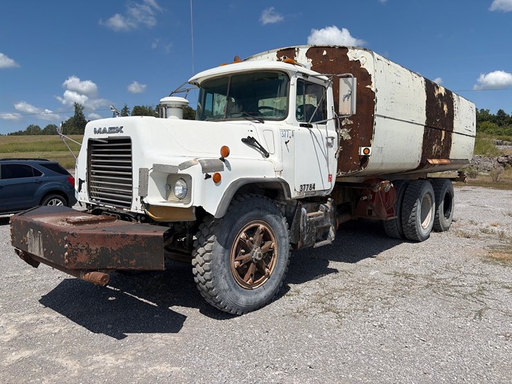 1999-mack-dm690sx-image-1