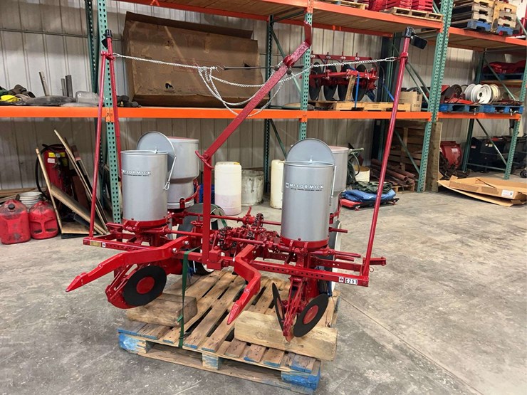 international-harvester-c251-two-row-fast-hitch-planter-image-1