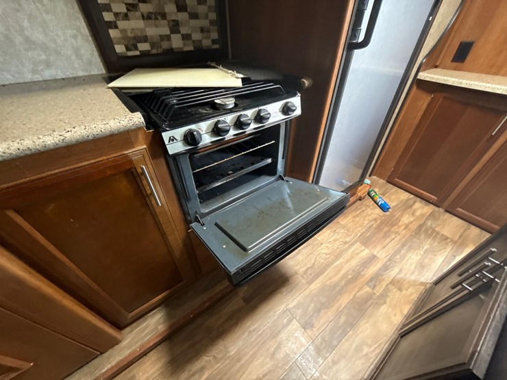 #205-•-2018-forest-river-lacrosse-luxury-lite-lct324rst-travel-image-28