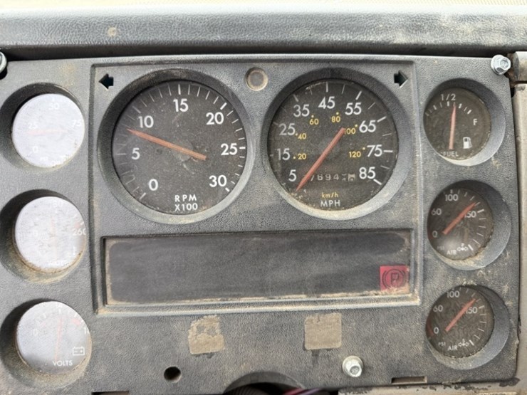 1999-freightliner-fl60-image-51