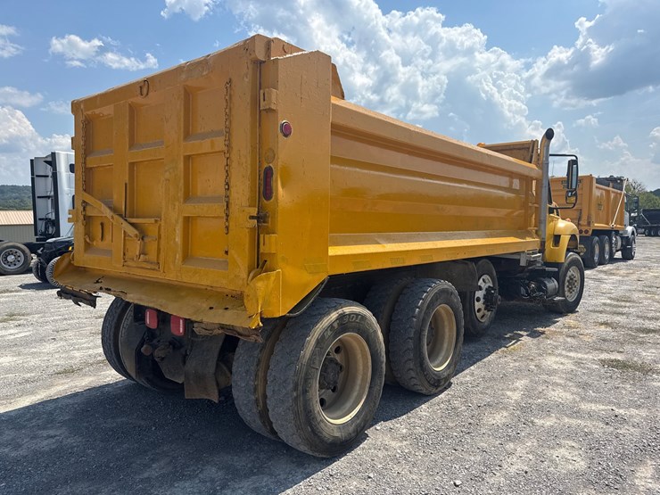 #263-•-2009-international-7500-workstar-tri-axle-dump-truck-image-3