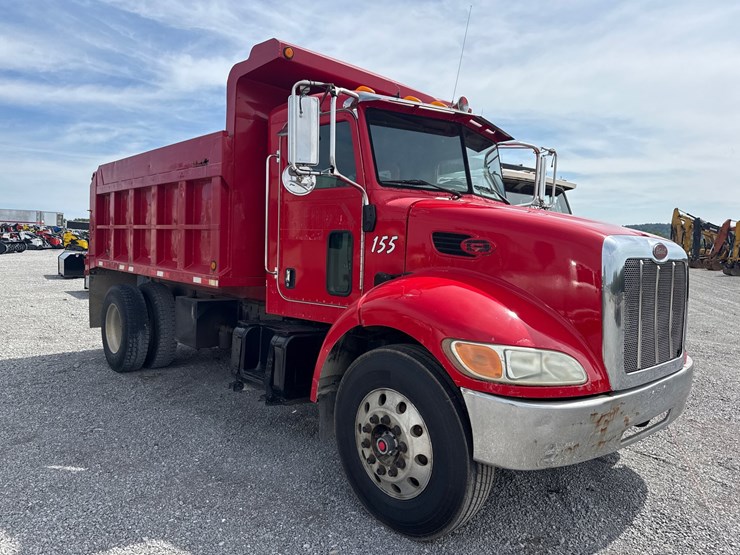 2005-peterbilt-335-image-2