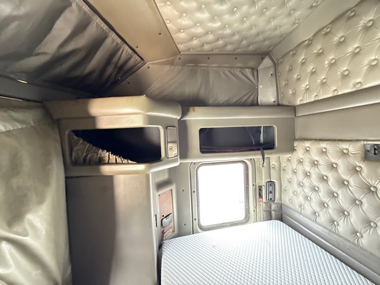 2006-kenworth-w900l-image-37