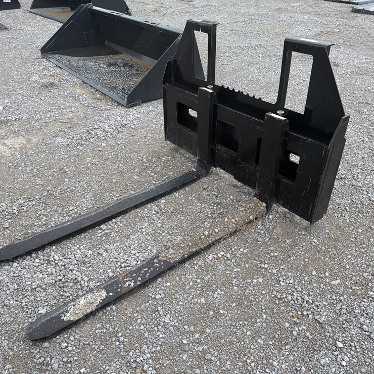 #408 • WALK THRU 48” PALLET FORKS