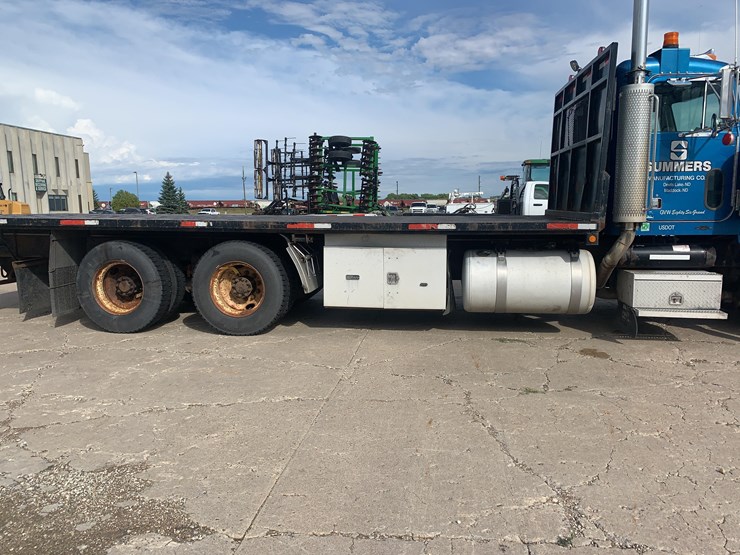 2001-peterbilt-semi-image-4