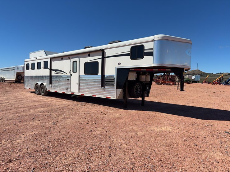 2017-bison-living-quarters-trailer-image-3