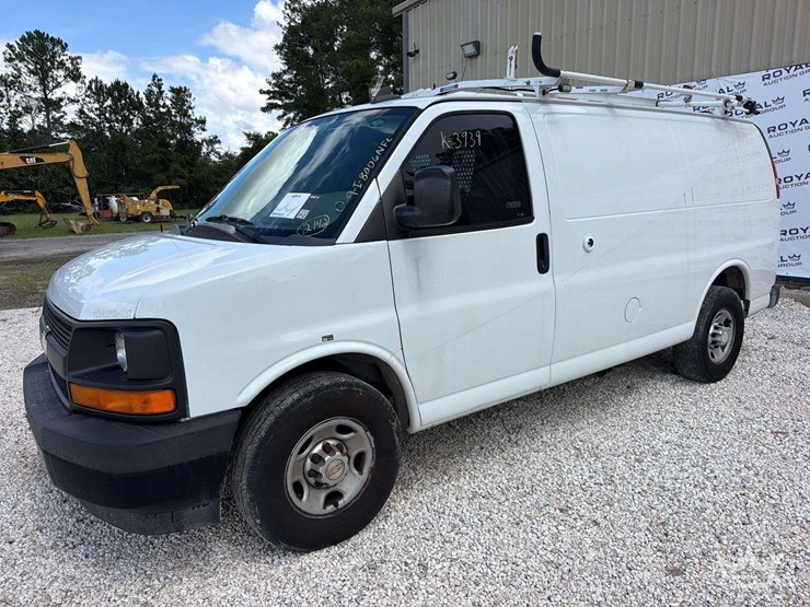 2017-chevrolet-express-2500-image-1