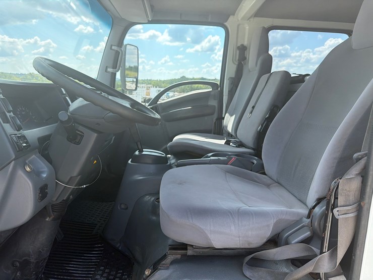 2016-isuzu-npr-image-12