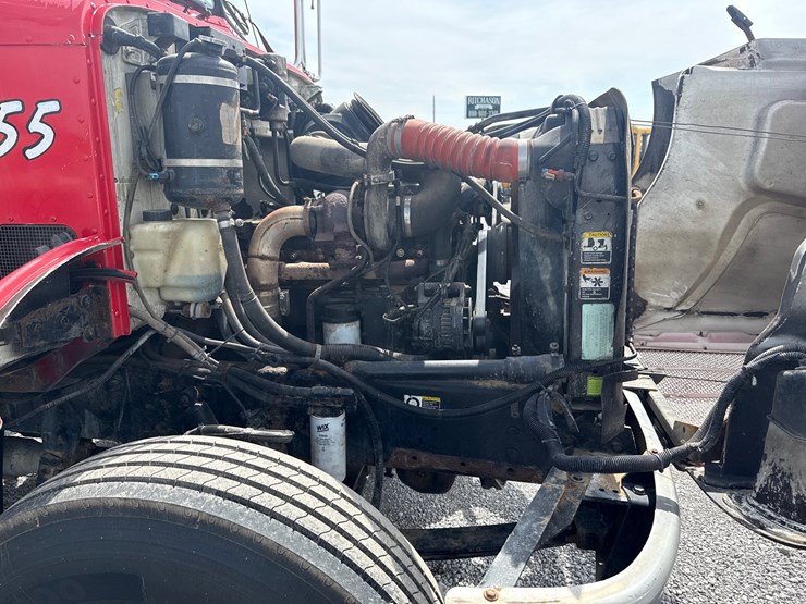 2005-peterbilt-335-image-11