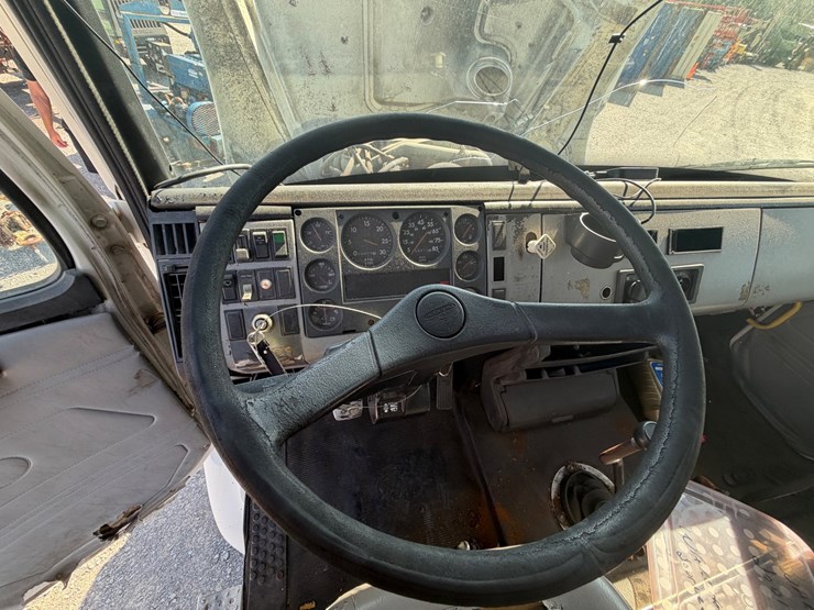 1997-freightliner-fl112-image-19