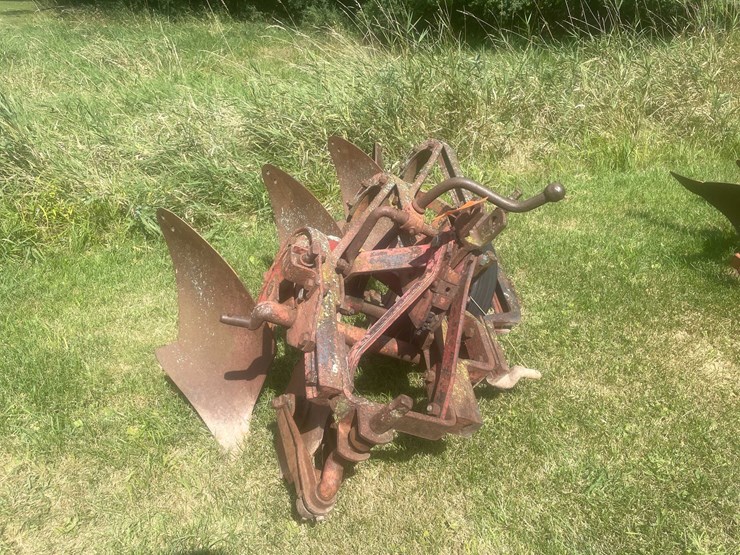 #1638-•-3-bottom-moldboard-plow-image-2