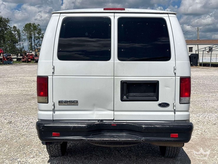 2013-ford-cargo-image-21