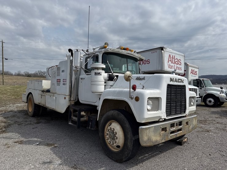 #234-•-1989-mack-r690t-single-axle-fuel-truck-image-2