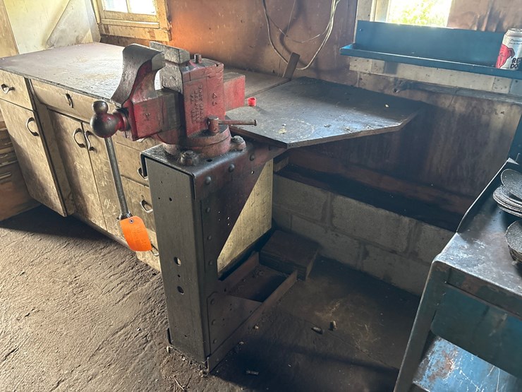 #1614-•-heavy-duty-bench-vice-image-1