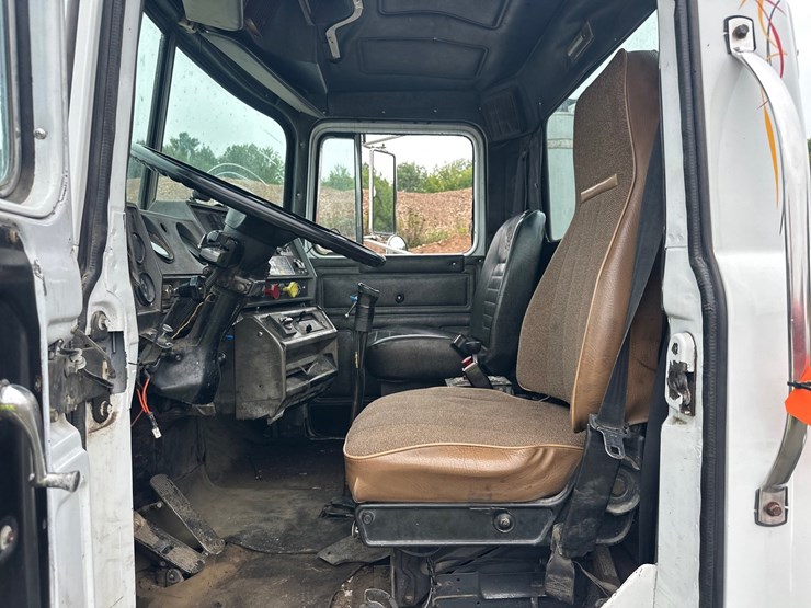 #61467-•-1991-mack-rd360s-day-cab-truck-tractor-image-32