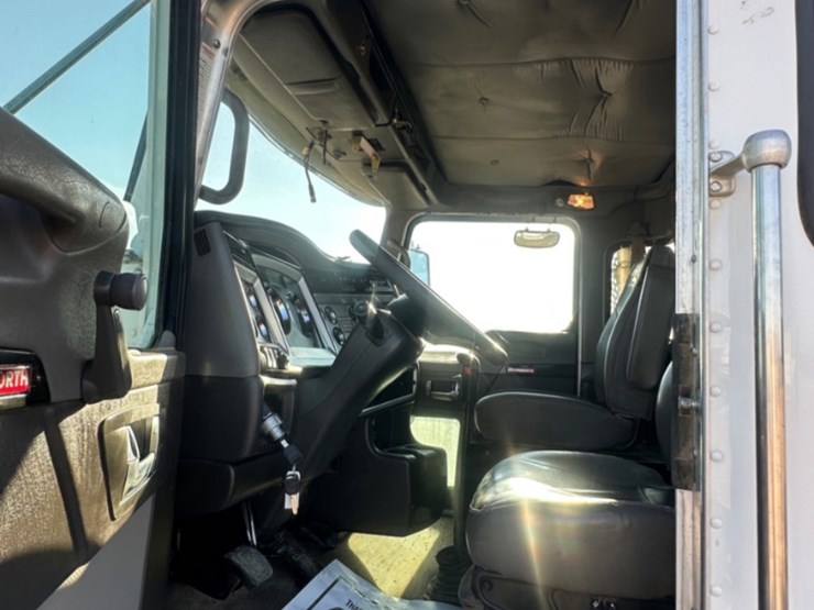 2012-kenworth-t800-image-19