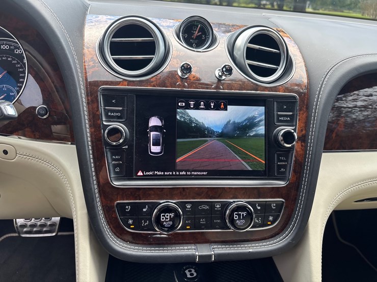#153-•-offered-at-no-reserve-|-2018-bentley-bentayga-suv-image-21