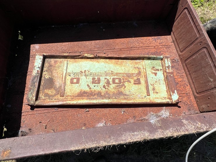 #5737-•-misc.-car-frame-and-box-and-antique-ford-tailgate-image-8