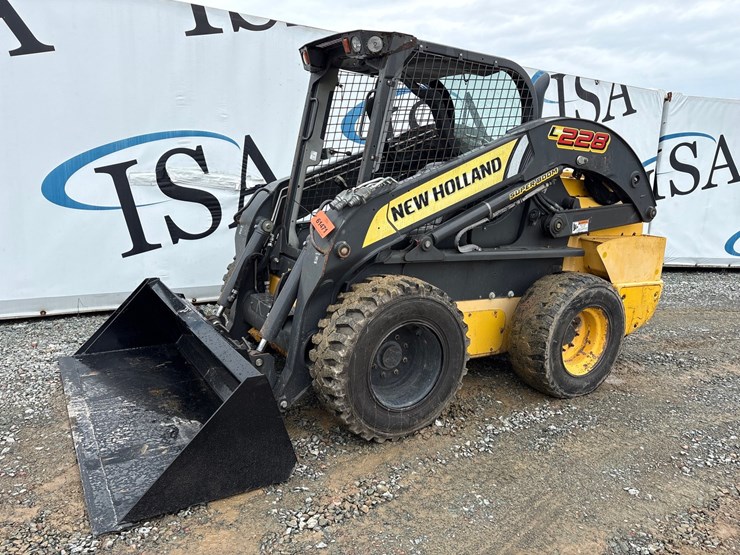 2019-new-holland-l228-image-1