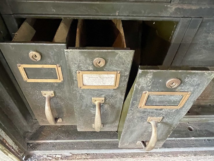#1697-•-cabinet-and-contents-image-6