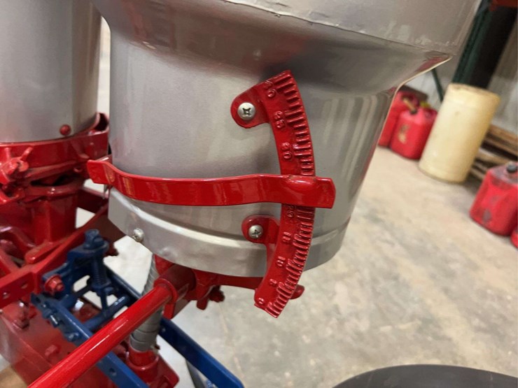 international-harvester-c251-two-row-fast-hitch-planter-image-32