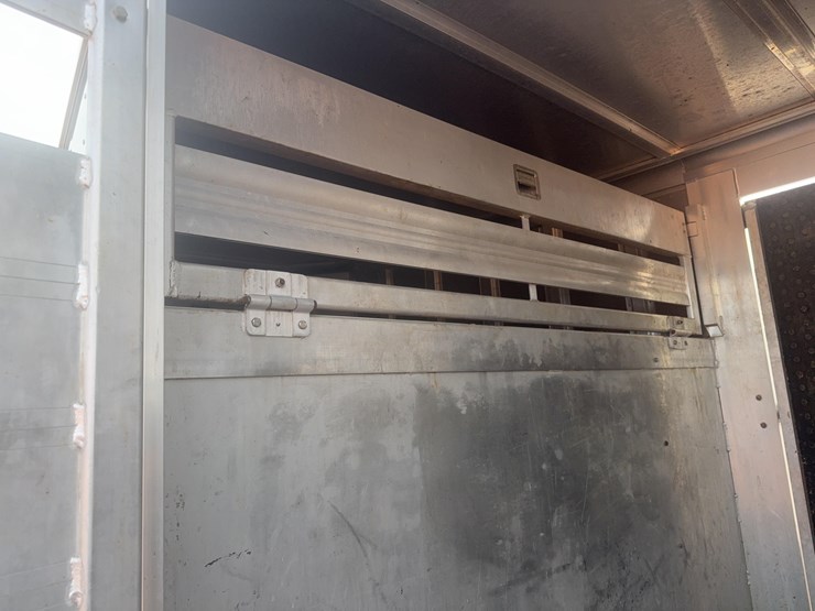 2021-featherlite-8127-7624-std-livestock-trailer-image-11