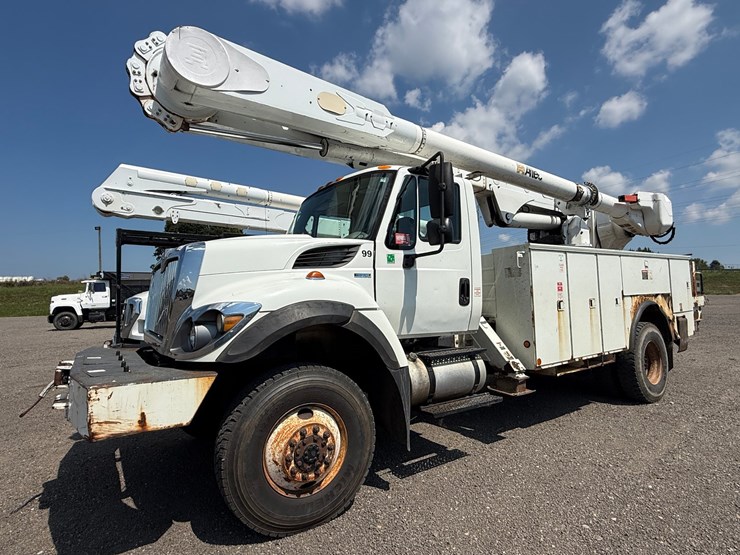 #17361-•-2011-international-single-axle-bucket-truck-image-1