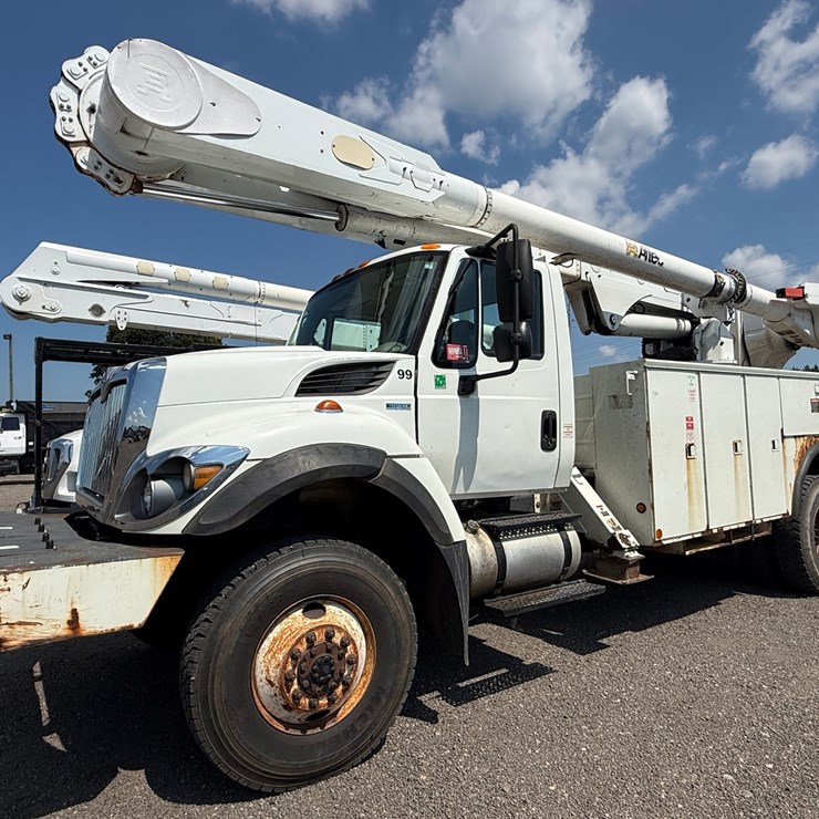 #17361 • 2011 INTERNATIONAL SINGLE AXLE BUCKET TRUCK