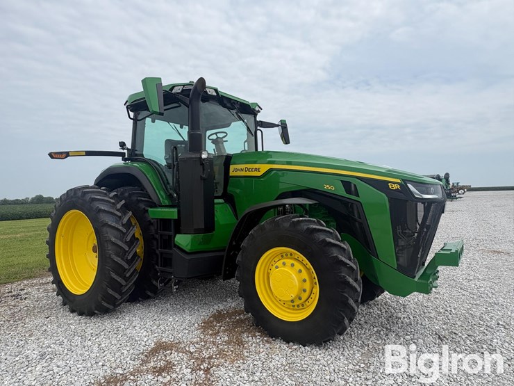 2025-john-deere-8r-250-image-3