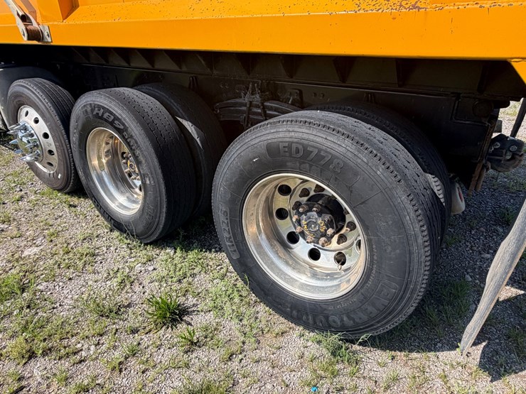 #258-•-2015-volvo-vnm-tri-axle-dump-truck-image-4