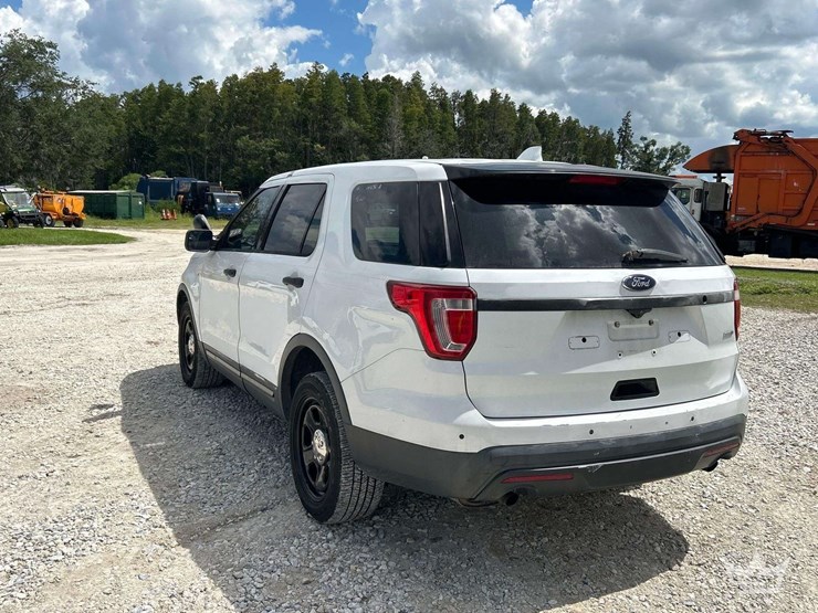 2016-ford-explorer-image-4