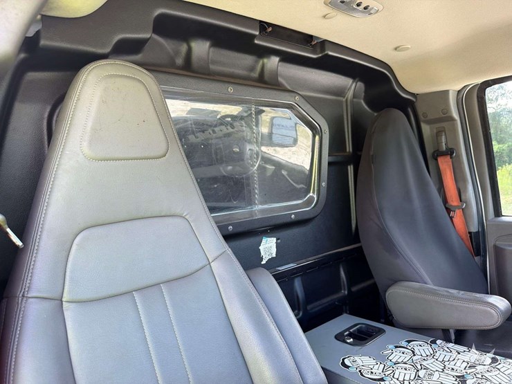 2018-chevrolet-express-g2500-image-21