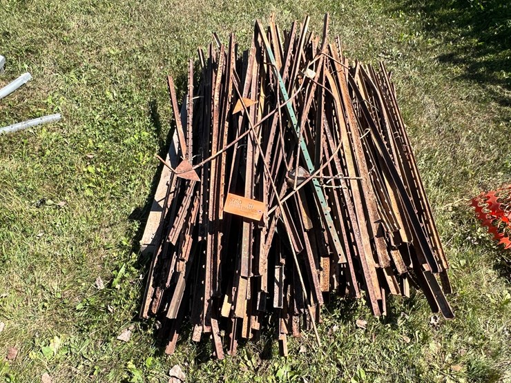 #5730-•-lot-of-misc.-fence-posts-image-2