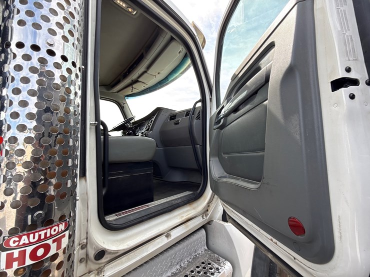 2017-kenworth-t880-image-27