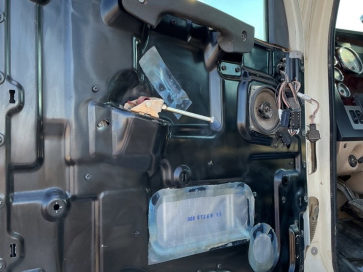 2015-freightliner-coronado-122-sd-image-18