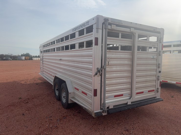 2021-featherlite-8127-7624-std-livestock-trailer-image-2