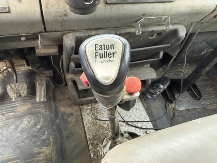 1999-freightliner-fl60-image-54
