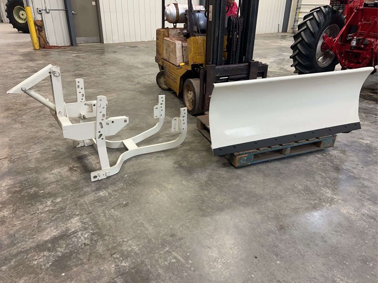 international-harvester-6’-hydraulic-lift-snow-blade-image-1