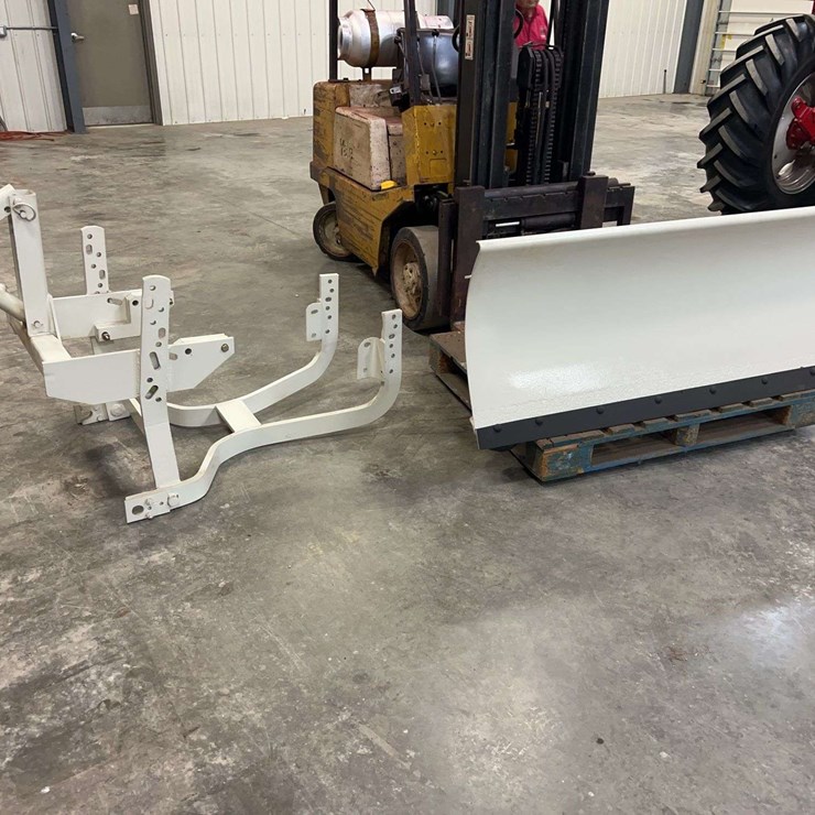 International Harvester 6’ Hydraulic Lift Snow Blade